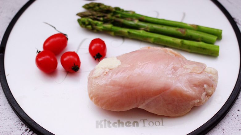 芦笋煎鸡胸肉,首先备齐所有的食材。