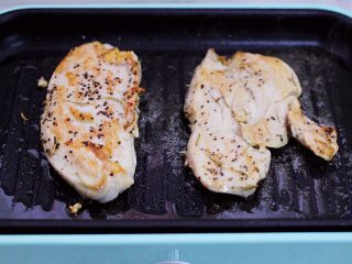芦笋煎鸡胸肉,鸡胸肉煎至一面微焦后，再翻面继续煎至。