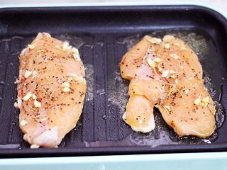芦笋煎鸡胸肉,新思特美食锅里倒入橄榄油烧热后，放入腌制好的鸡胸肉。