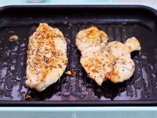 芦笋煎鸡胸肉,待两面煎至金黄色时。
