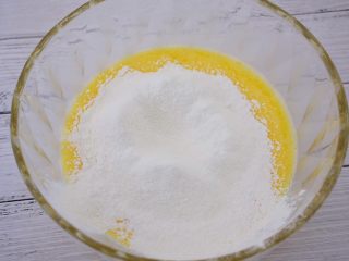 苹果千层蛋糕,再筛入低筋面粉和泡打粉