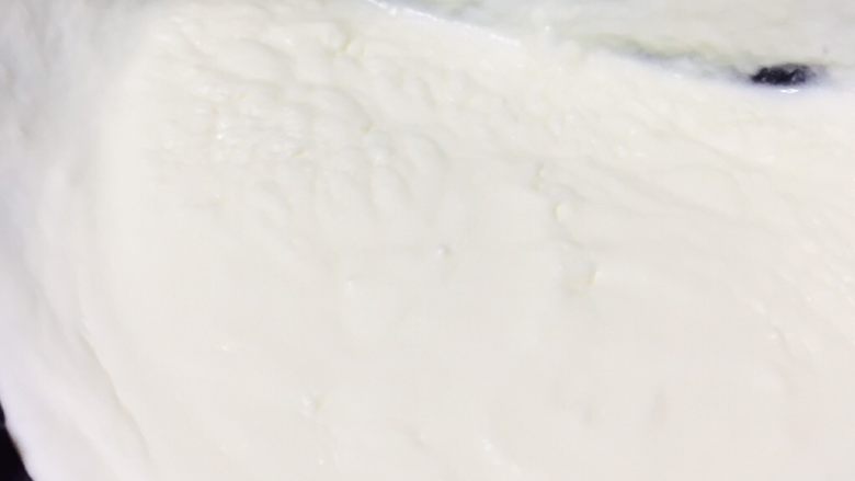 芒果班戟,高速打发奶油至浓稠状
