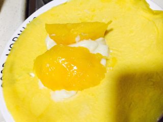 芒果班戟,在蛋皮中放上奶油和芒果块