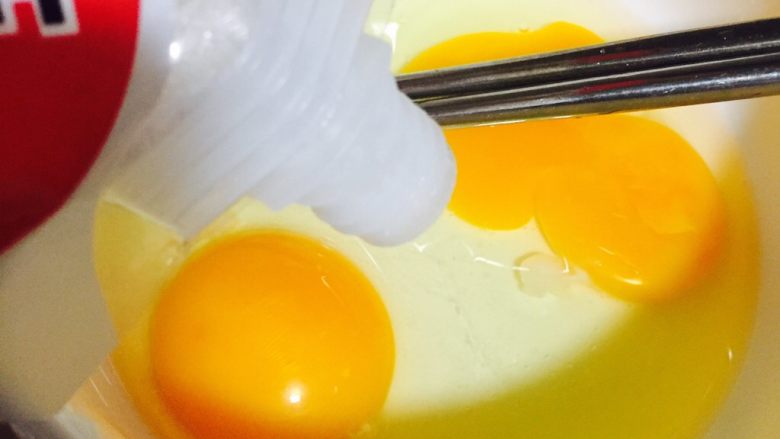 芒果班戟,把两个鸡蛋打进碗里，加入糖搅拌均匀