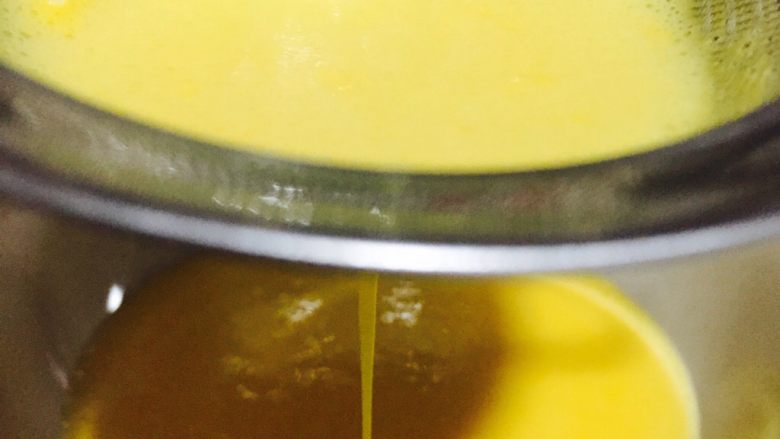 芒果班戟,蛋液过筛，可以使蛋皮更加光滑