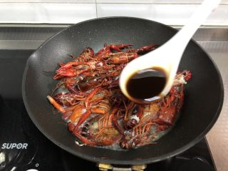 麻辣卤小龙虾,倒入少量清水，将制作好的卤汁倒入，焖煮20分钟即可