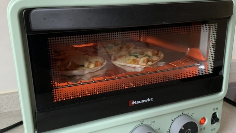 饺子皮披萨,放进烤箱，200度烤12-15分钟