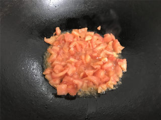 番茄鸡肉丸,另取一锅，倒入少许植物油，放入蕃茄丁翻炒至起沙。
