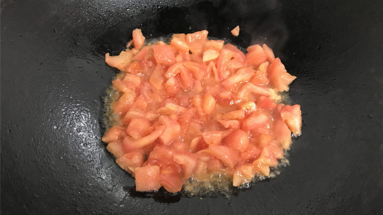番茄鸡肉丸,另取一锅，倒入少许植物油，放入蕃茄丁翻炒至起沙。