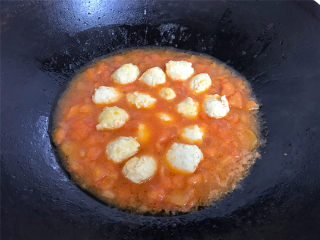 番茄鸡肉丸,加入适量水煮开后放入鸡肉丸子。