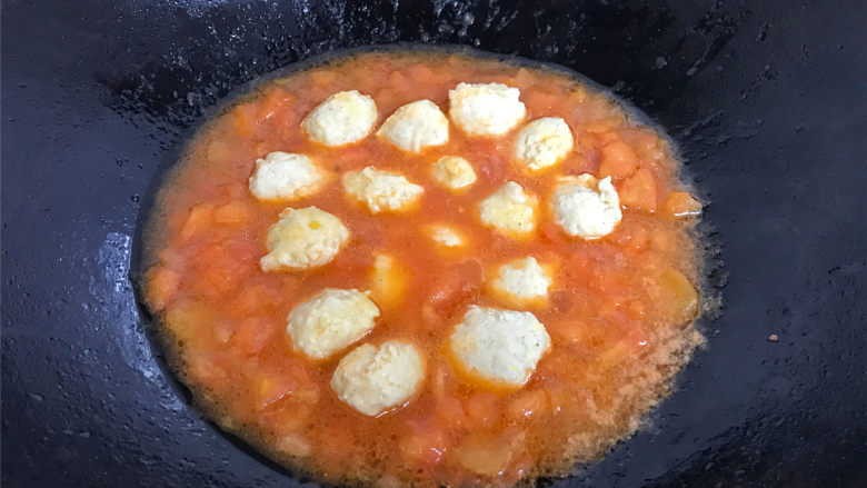 番茄鸡肉丸,加入适量水煮开后放入鸡肉丸子。
