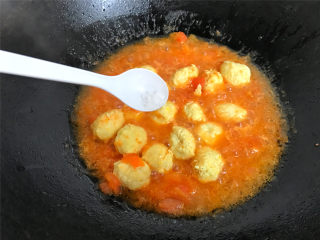 番茄鸡肉丸,煮至浓稠后加入少许盐调味即可熄火。