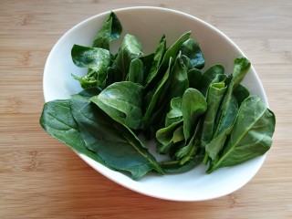 造型馒头——苦瓜豆沙包,菠菜洗净，只用菠菜叶子。