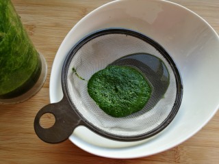 造型馒头——苦瓜豆沙包,将菠菜叶子放入料理机加水打成菠菜汁，再将打好的菠菜汁过滤。