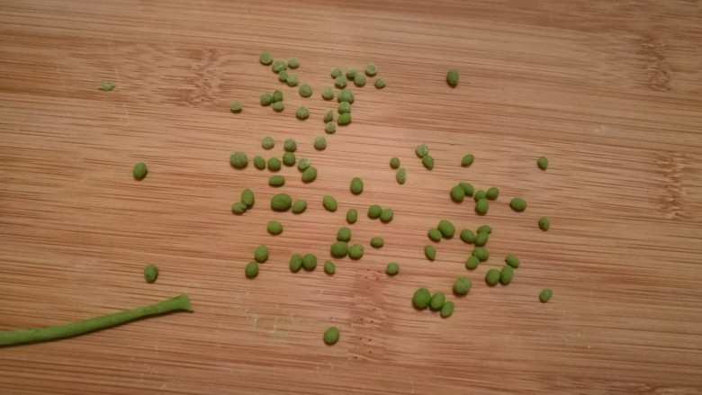 造型馒头——苦瓜豆沙包,另取一块面团，搓出一些小小圆球，大小不用一样。