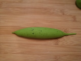造型馒头——苦瓜豆沙包,然后搓成橄榄形，其中一头搓出短一点的细尖，另一头搓出长一点的细条。
