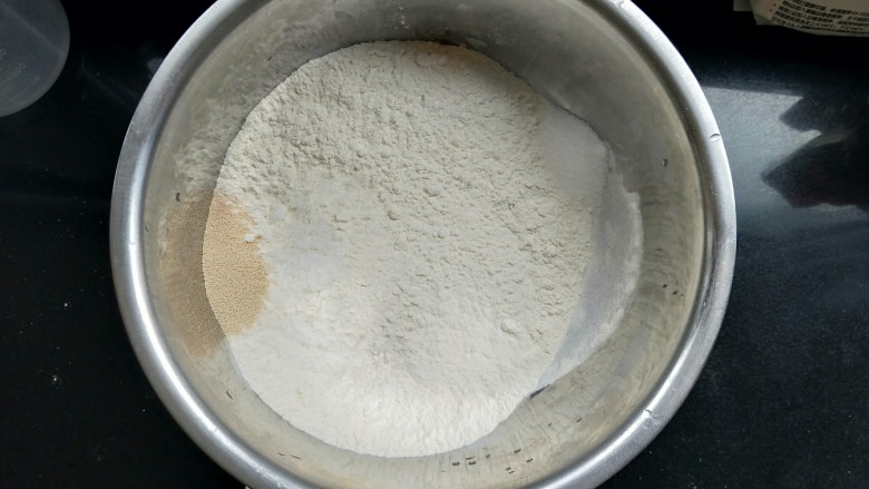 火腿香葱小面包,高筋面粉220克，低筋面粉30克，酵母2.5克，盐2.5克，白糖20克，加水合成面团。