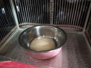 火腿香葱小面包,盖保鲜膜进行第一次发酵。我用发酵箱，30度，发酵一个小时