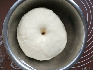 火腿香葱小面包,发酵至2～2.5倍大，手指在中间戳个洞试试，不回缩就是发酵好了。