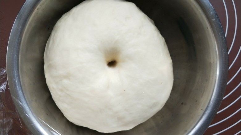 火腿香葱小面包,发酵至2～2.5倍大，手指在中间戳个洞试试，不回缩就是发酵好了。