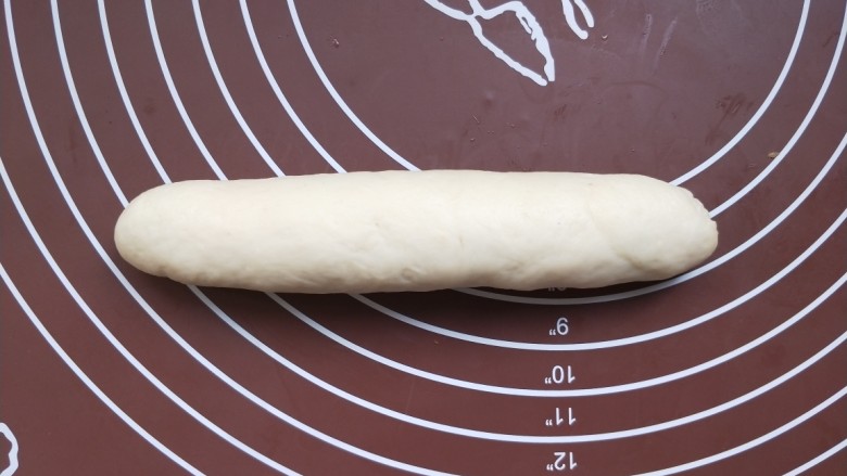 火腿香葱小面包,卷成一个长条状