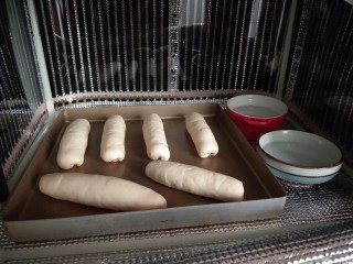 火腿香葱小面包,放入发酵箱二次发酵。同时放上温水，保持湿度。