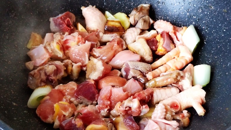 超简单家常版～香菇黄焖鸡,把鸡肉炒散。确保每一块鸡肉都均匀受热。