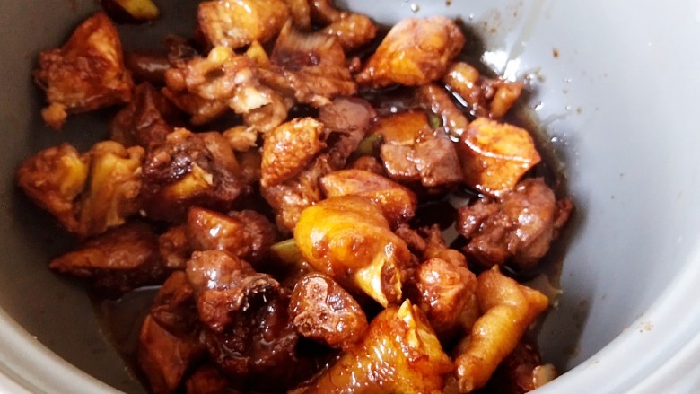 超简单家常版～香菇黄焖鸡,然后砂锅加热，把炒好的鸡块直接转移到砂锅里。