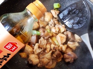 超简单家常版～香菇黄焖鸡,这个时候加入料酒去去腥，继续炒匀