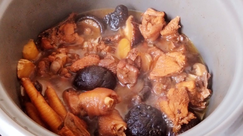 超简单家常版～香菇黄焖鸡,最后，砂锅炖煮到图中状态，汤汁浓稠了，就可以了！
