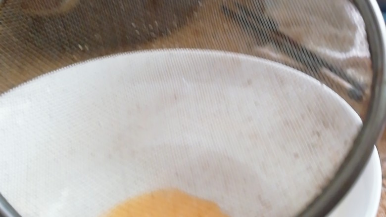 蒸蛋羹,我的旧漏勺，看上去有点丑，有点脏，其实只是因为它旧了。