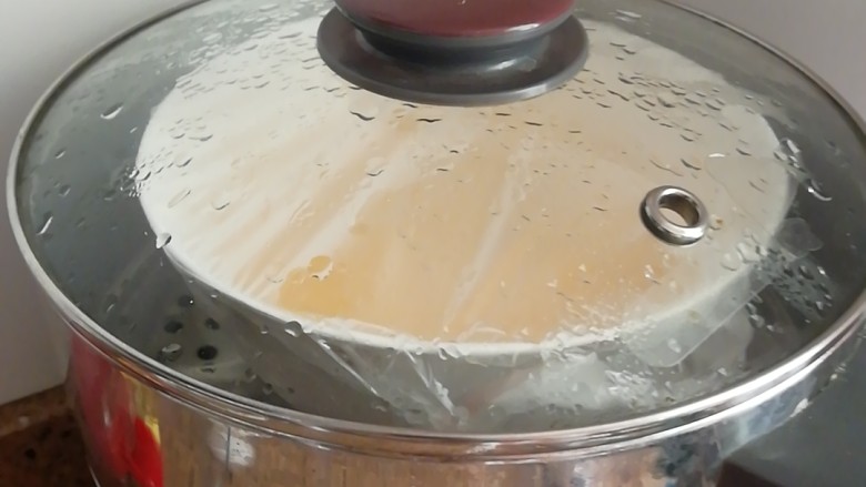 蒸蛋羹,盖上锅盖，蒸10分钟，沸水入锅，所以十分钟够了