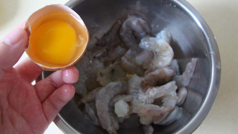 腰果虾仁（少油健康版）,加料酒、盐、蛋清抓匀腌制10分钟