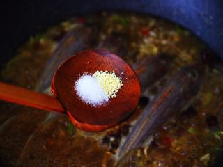 酱焖红蟹鱼青菜,再根据个人口味加入适量的盐和鸡精调味。