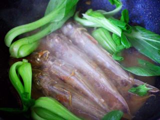酱焖红蟹鱼青菜,加入洗净的油菜，煮至油菜变色断生的时候。