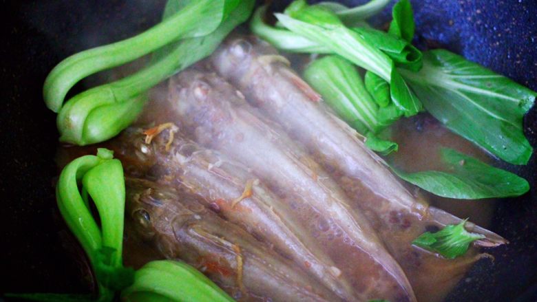 酱焖红蟹鱼青菜,加入洗净的油菜，煮至油菜变色断生的时候。