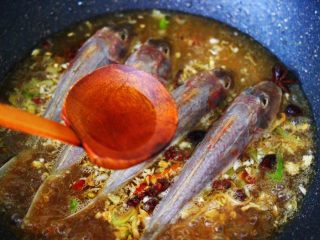 酱焖红蟹鱼青菜,这个时候锅中加入料酒和白砂糖。