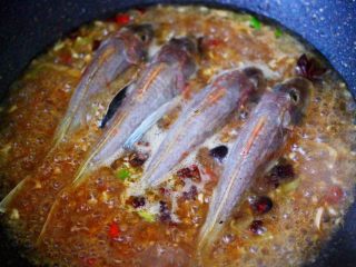 酱焖红蟹鱼青菜,这个时候用大火煮沸后，继续用小火炖煮15分钟左右后。