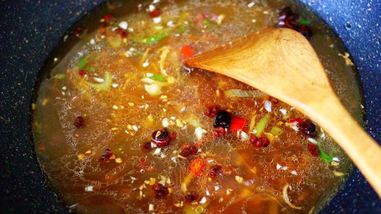 酱焖红蟹鱼青菜,锅中倒入适量的清水。