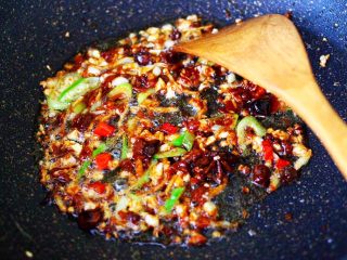 酱焖红蟹鱼青菜,小火慢慢炒出红油。