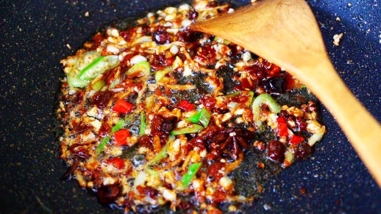 酱焖红蟹鱼青菜,小火慢慢炒出红油。