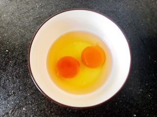 韭菜鸡蛋饺子,2.准备两个大鸡蛋
