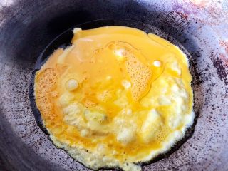 韭菜鸡蛋饺子,4.热锅下油，倒入鸡蛋