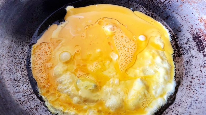 韭菜鸡蛋饺子,4.热锅下油，倒入鸡蛋
