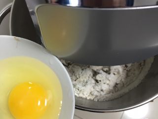 奶酪全麦面包,加入鸡蛋搅拌。