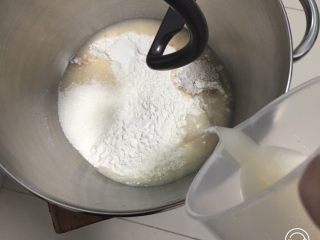 奶酪全麦面包,清水加温至37度，放入发酵粉孵化，再倒入厨师机搅拌。