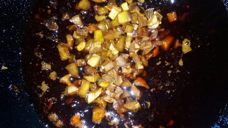 坚果牛肉香辣酱,放入杏鲍菇粒小火炒香。