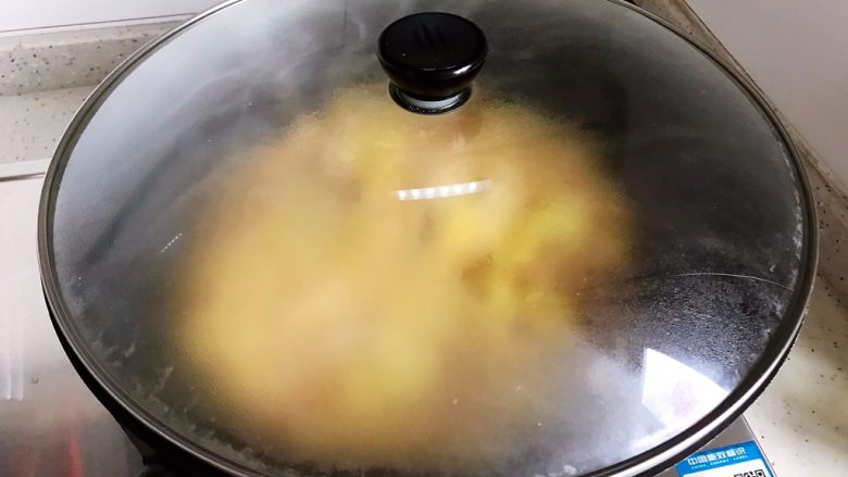 蚝油腐竹玉米笋,盖上锅盖，转小火，焖煮2分钟