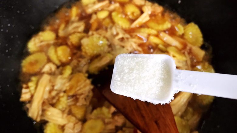 蚝油腐竹玉米笋,待锅内汤汁差不多收紧，加一小勺细砂糖，翻炒均匀即可