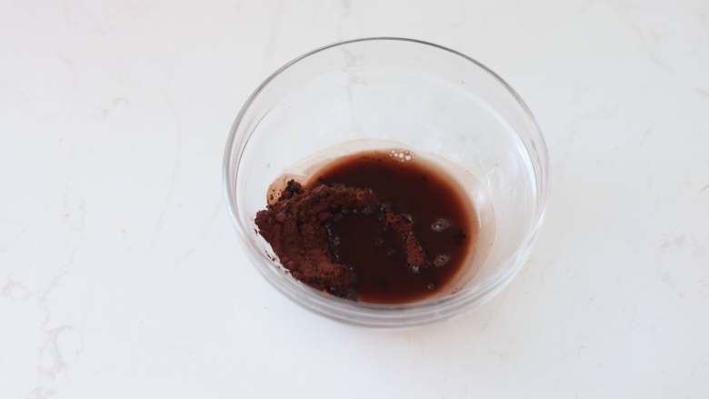 咖啡巧克力核桃脆皮磅蛋糕,可可浆部分的材料混合将可可粉完全融化